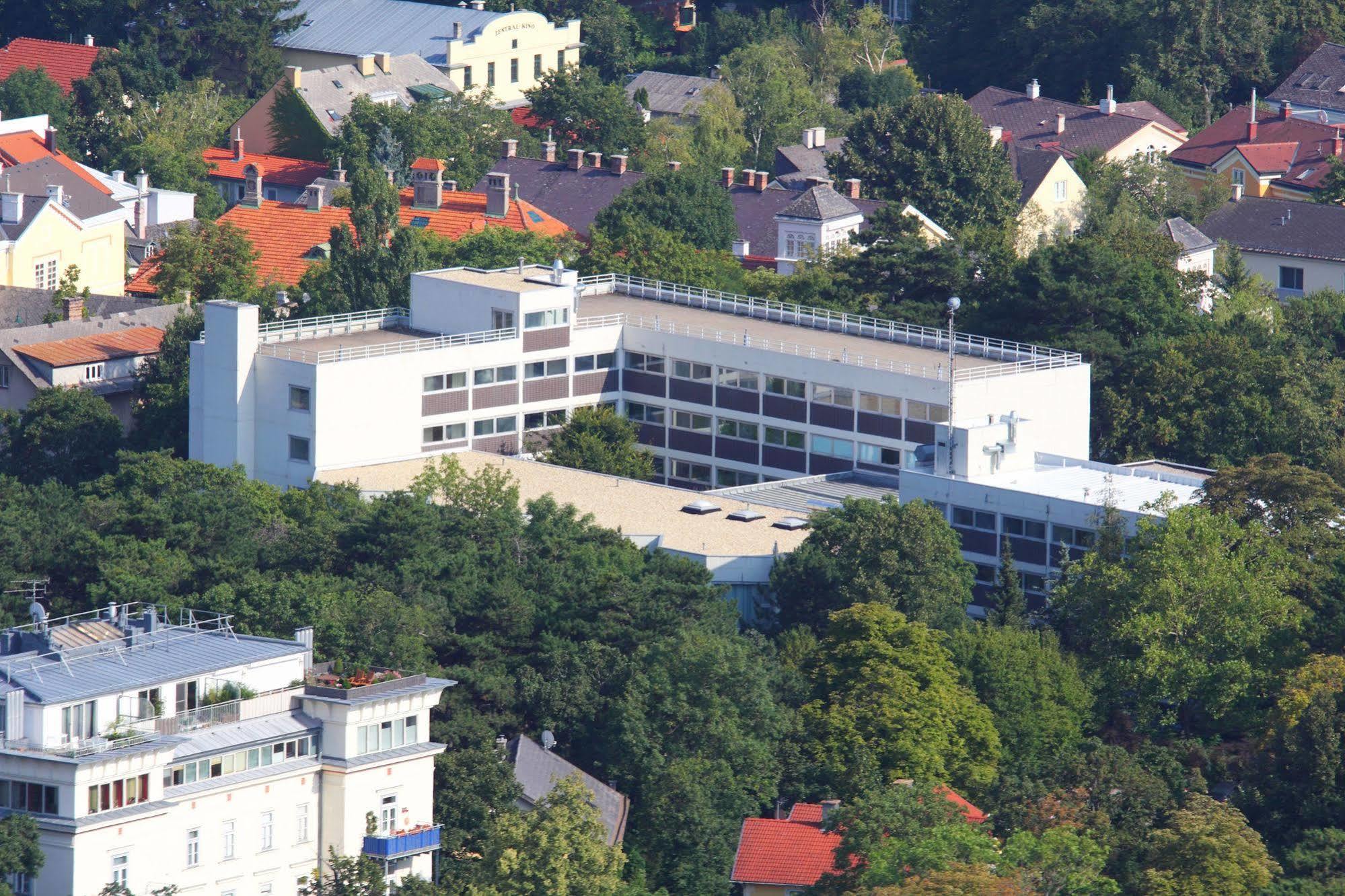 College Garden Hotel Bad Voeslau Exterior foto